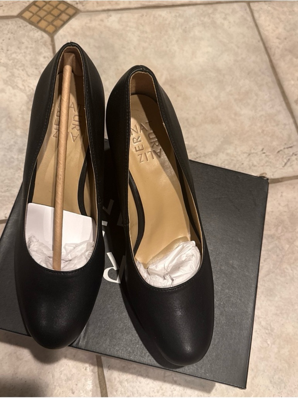 Naturalizer Black Leather Round-Toe Pump